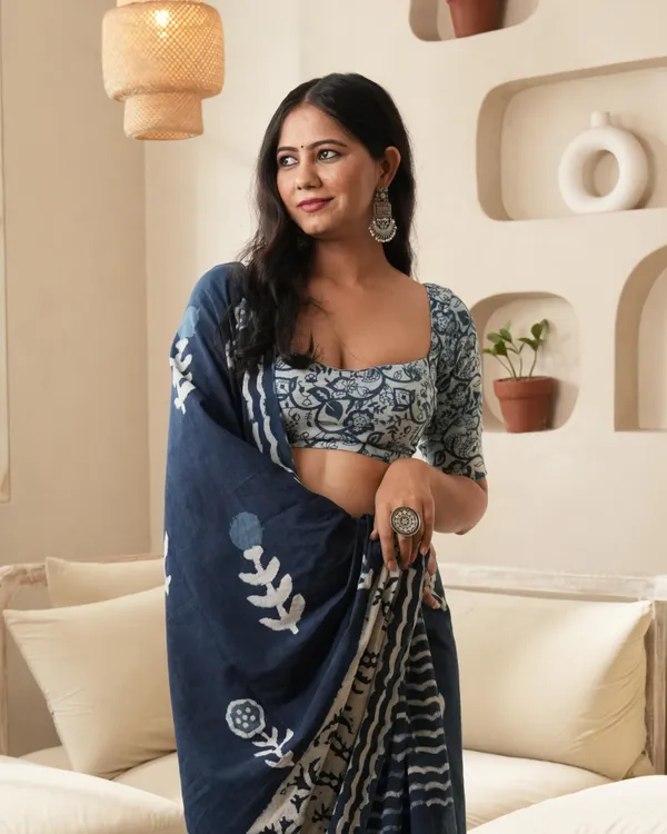 Indigo_Cotton_Parecha_Border_Dabu_Print_Mul_Saree_For_Women